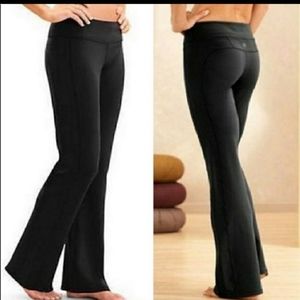 EUC Athleta kickbooty yoga black pants